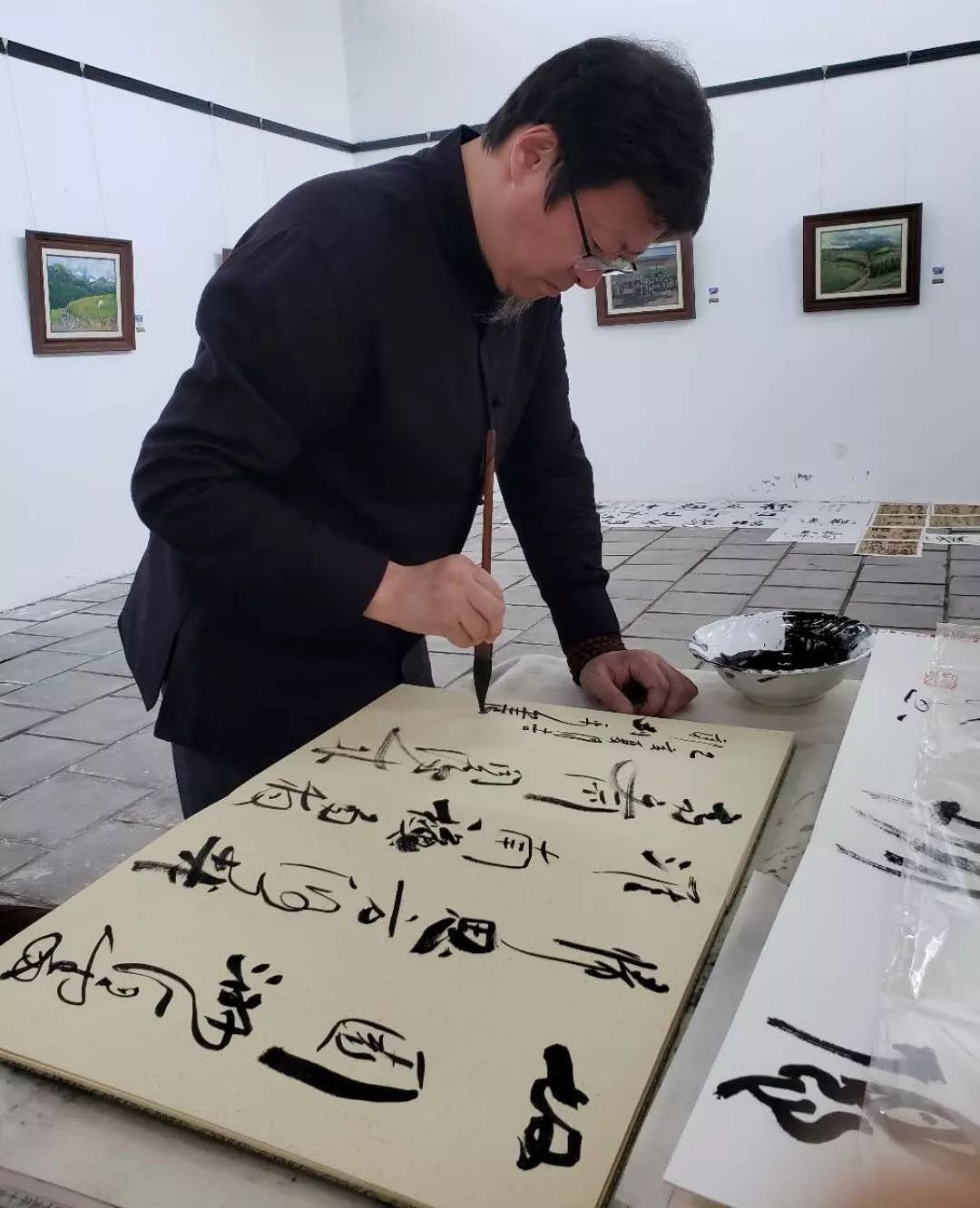 江苏艺术家在伊犁开展多场艺术慰问活动