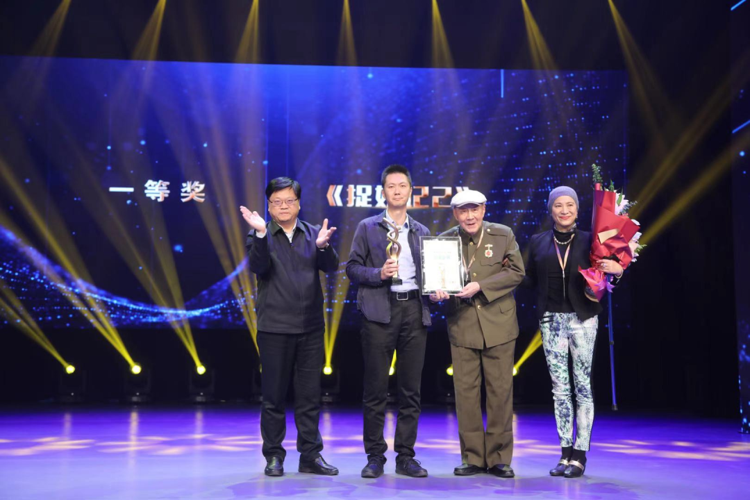 电影电视制片人蔡传道,电影,话剧导演蔡向亮为获得二等奖的影片颁奖.