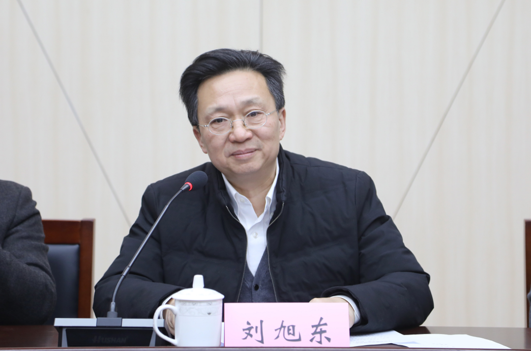 刘旭东宣读了新一届主席团名单
