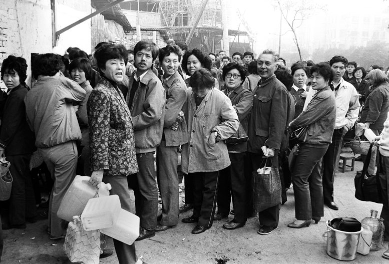 《历史见证》——《南京市民排队购粮油》1991年4月摄于南京    于惠通 摄.jpg