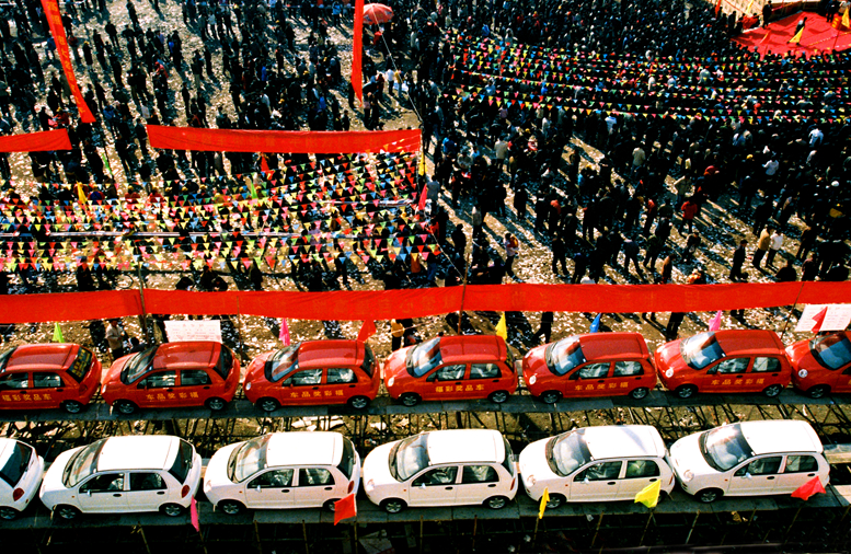 《历史见证》——《九十年代的彩票热--摸汽车》1993年摄于南京市夫子庙彩票现场    姚克慎 摄.jpg