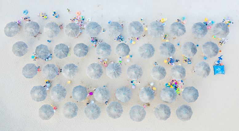 《辉煌巨变》——《“《多彩海滩》2017年7月摄于连云港市苏马湾海滨浴场   沙滩上的游客们在阳伞下休闲娱乐，享受着夏日海滩的乐趣。   樊豹声 摄.jpg
