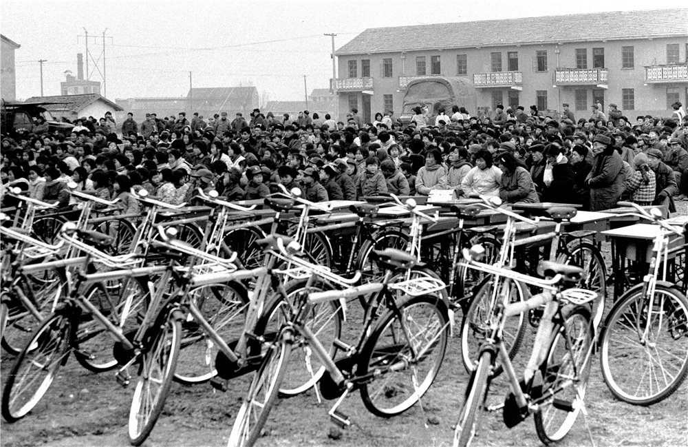 《发奖品》1979年摄于无锡江阴华西村    创造经济的动力就是追求新生活，华西村表彰先进劳动者，奖励缝纫机、自行车。黄丰 摄.jpg