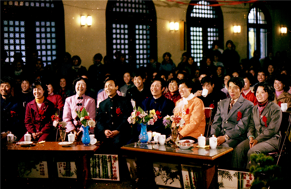 《集体婚礼》1983年摄于南京    在市政府西会议厅举办的由市长主婚的集体婚礼。   姚克慎 摄.jpg