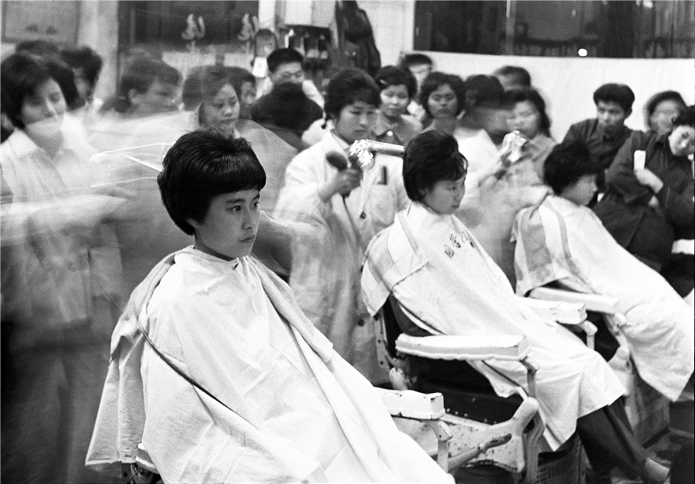 《靓丽》1980年4月摄于无锡    无锡市理发业举行春季发式发型技艺表演，吸引了同行们纷纷前来参赛观摩。顾祚维 摄.jpg