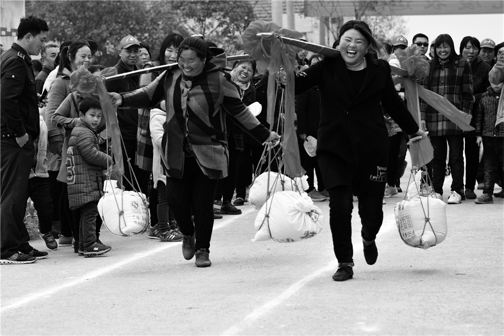 《农民运动会》 1986年摄于南通海安 吴海涛 摄.jpg