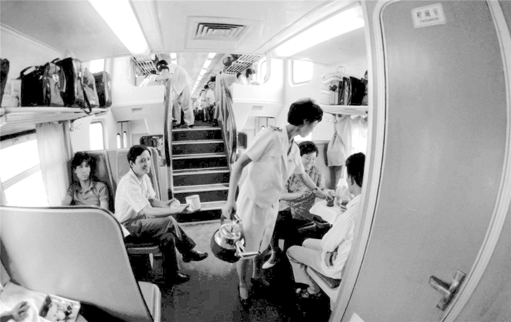 《上海游双层客车运营》1989年摄于南京    朱亚平 摄.jpg