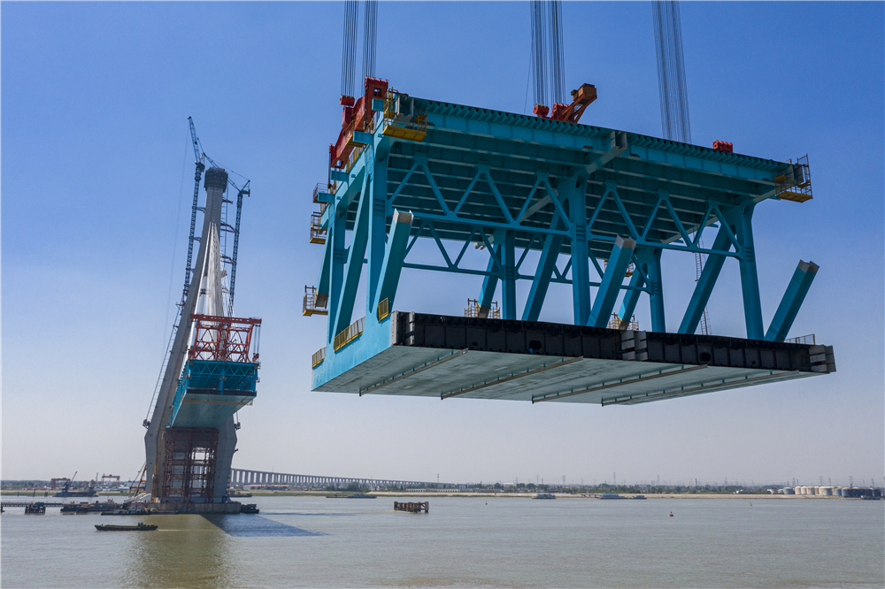 2019年5月21日在沪通长江大桥主航道桥28号主塔墩两侧，进行了第14轮次大节段钢梁吊装。这次吊装位于辅助墩，钢梁是主航道桥设计中，体型最大，重量最重的一个大节段。重量接近1800吨，宽36米，长28米，高16米。.jpg