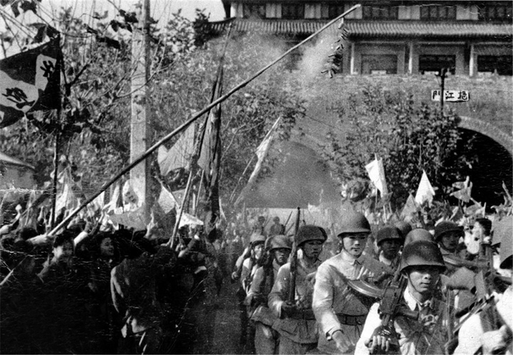 1949居民列队欢迎战士们欢庆解放（晓庄）.jpg
