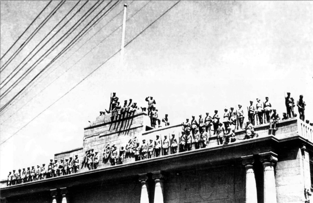 1949年4月，解放在总统府门楼上合影.jpg