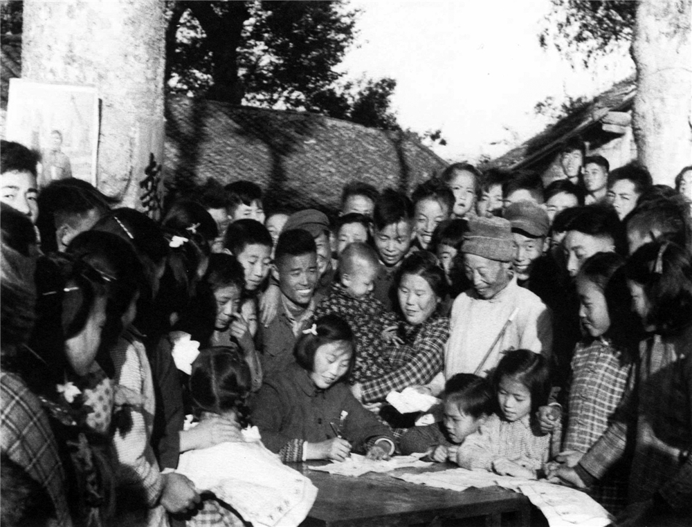 1951年初，南京市郊农民领取土地证.jpg