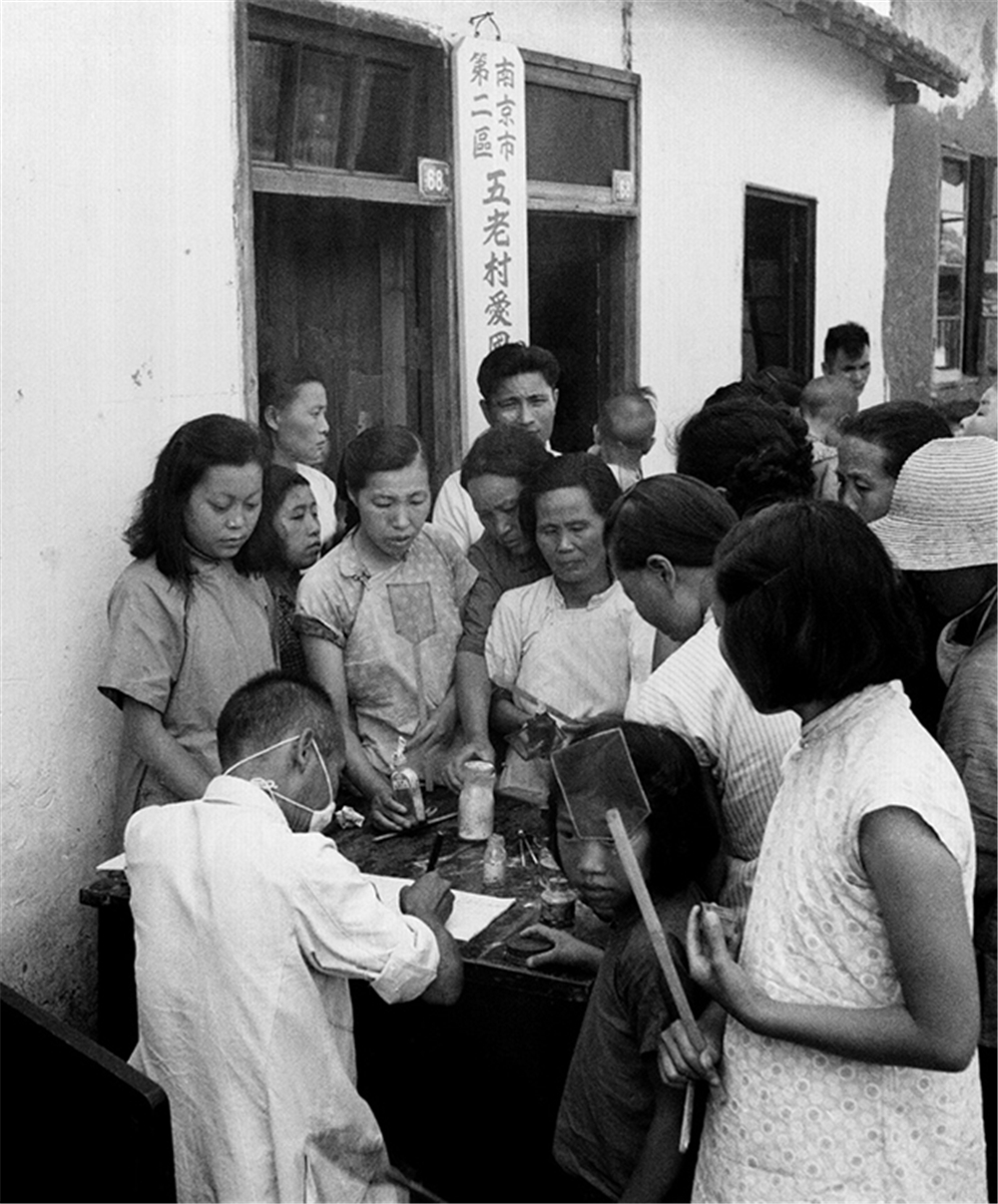 1954南京市爱国卫生模范--五老村居民在缴苍蝇（晓庄）.jpg