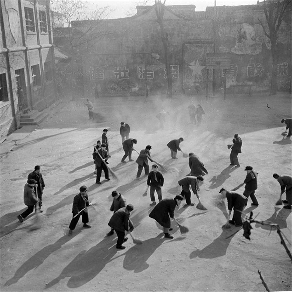 1954南京市评事街小学生回校大扫除干干净净过春节（晓庄）.jpg