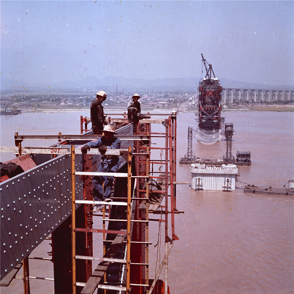 老照片建设中的南京长江大桥—钢梁架设1.jpg