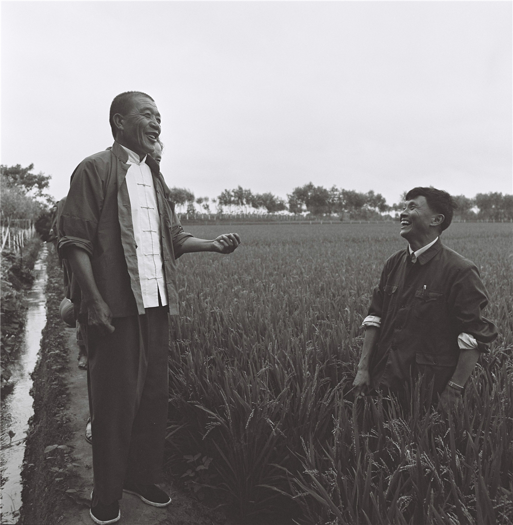 老照片《“庄稼人”的话题》 王广林1976年6月摄于华西村.jpg