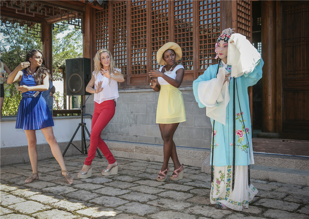 《洋人学艺》-江苏常熟-在一次中外交流活动上，世界百名佳丽来到尚湖公园，向牡丹亭中的表演者学起了青衣-陈伟国-常熟.jpg
