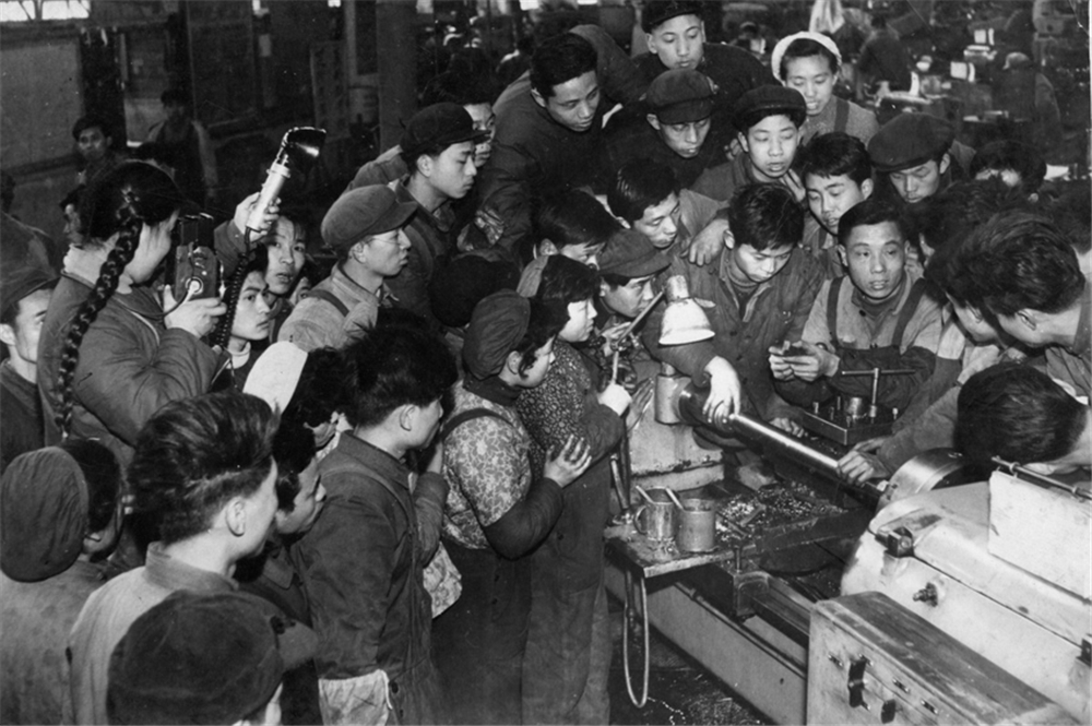 4.1958年，晓庄在无锡动力机器厂拍劳模傅海泉1958在无锡动力机器厂拍勞模傅海泉 .jpg