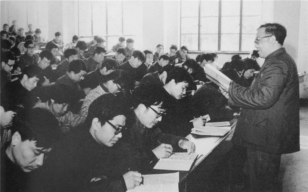 3.70年代末，胡福明在南京大学上课.jpg
