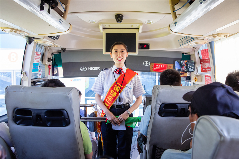 7.2019年8月，雷锋车志愿者在班车发车前进行安全提醒  林琨摄.jpg