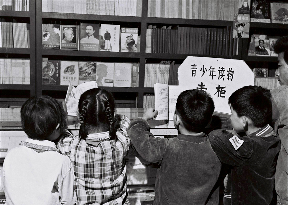 1.沉迷书中  陈献铎 1980年摄于徐州新华书店.jpg