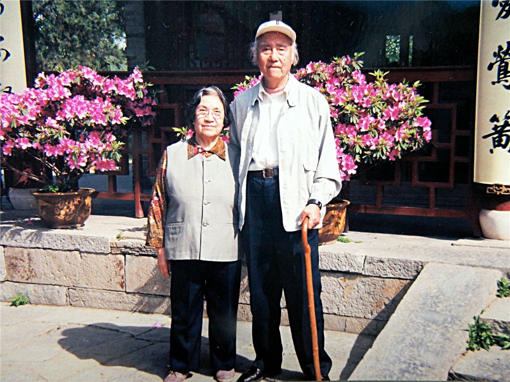 4.80年代，贾南钧夫妇在南京栖霞山.jpg