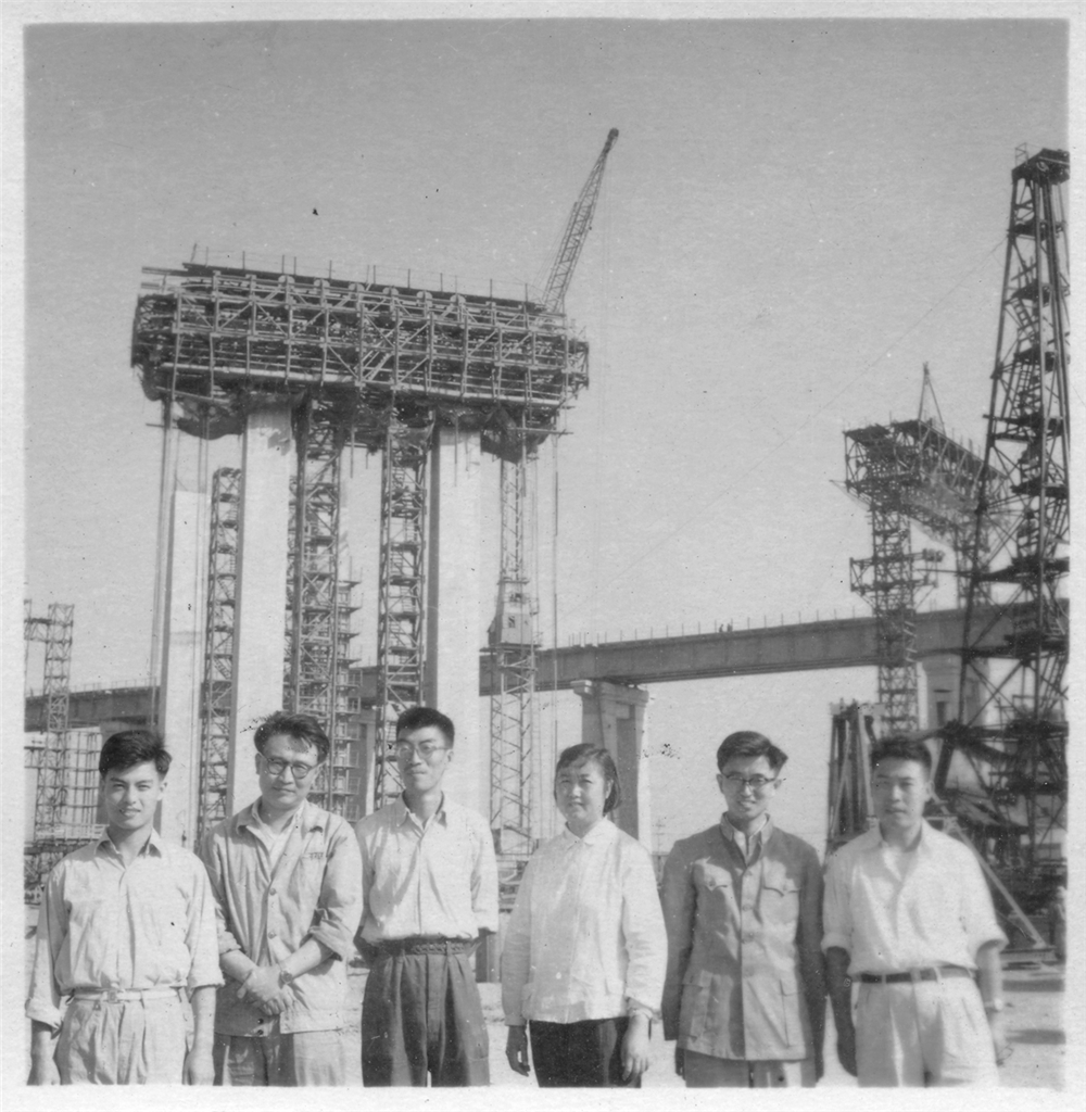 1.1996年，南京长江大桥技术员杨崇威与同事们.jpg