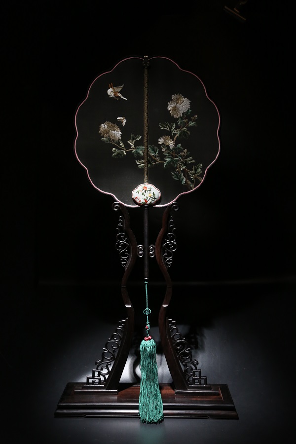 苏扇《黑色刺绣菊花图团扇》盛春40×40×100（cm）含扇架.JPG