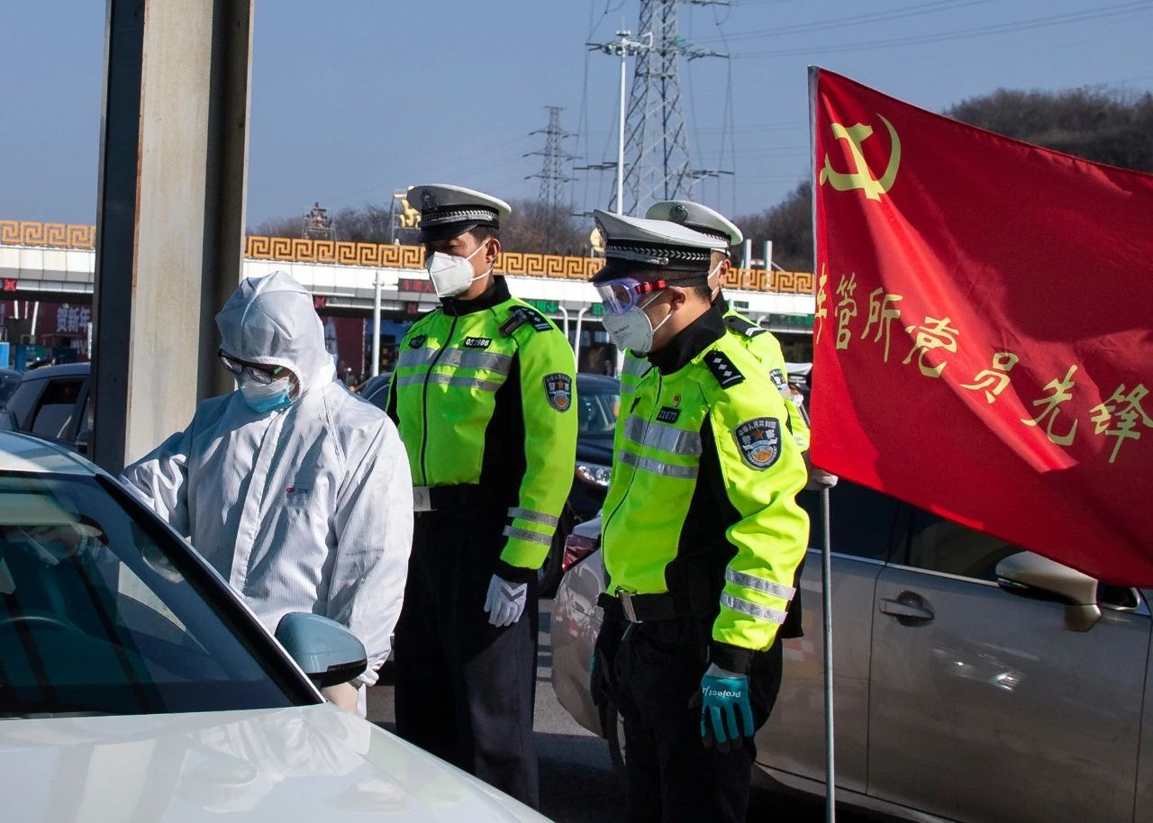 江苏摄影人战疫在行动警徽闪耀抗疫前线