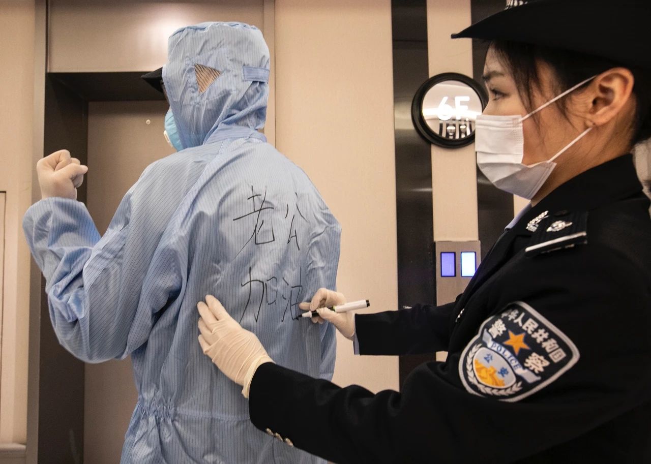 江苏摄影人战疫在行动抗疫一线的最美伉俪