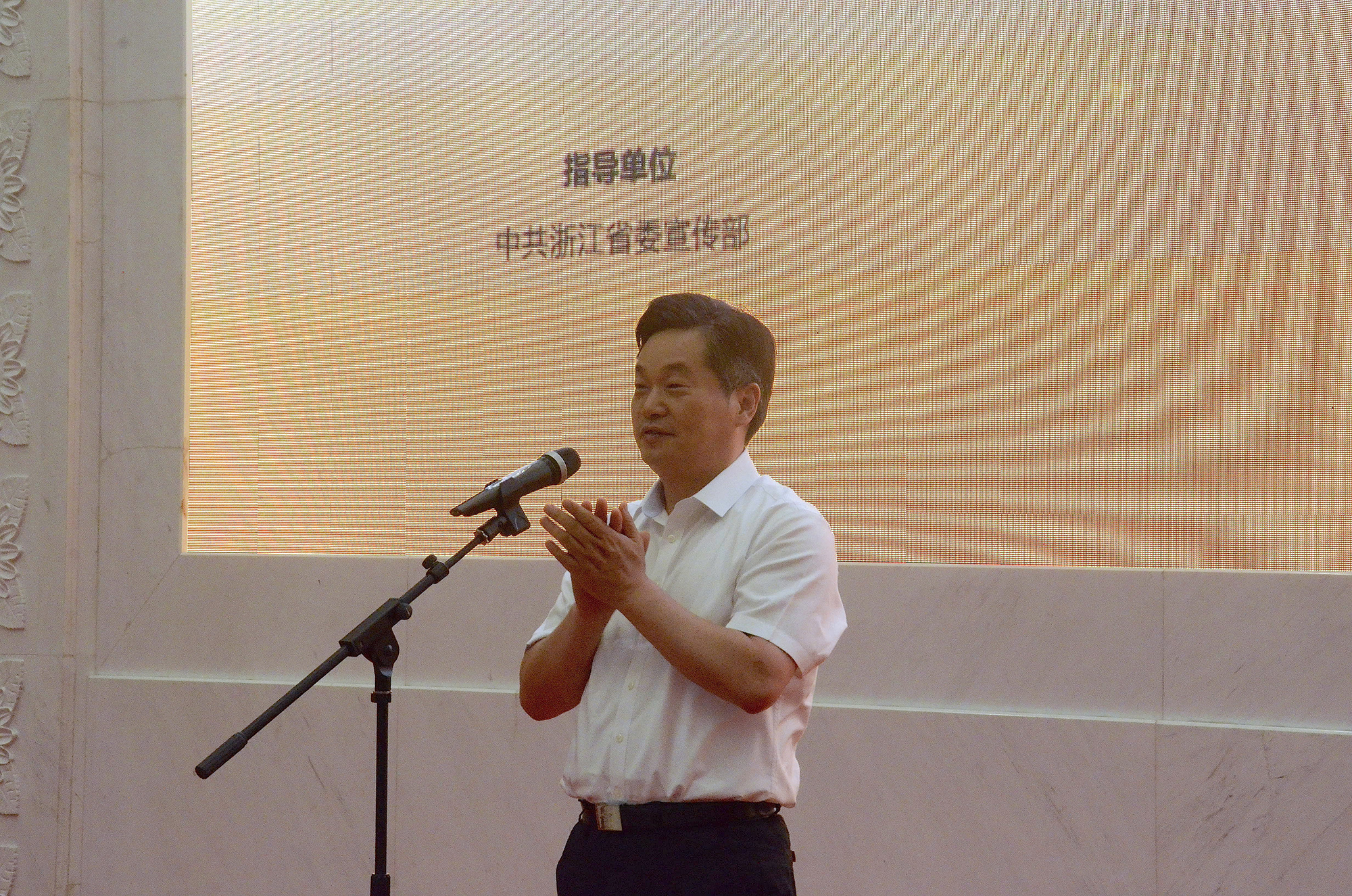 ▲省委宣传部副部长葛学斌宣布展览开幕　　　　▲省文联党组书记、