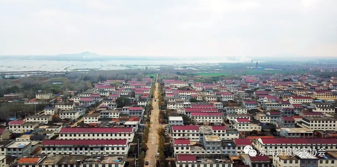 100多位县内外摄影家上山下乡,先后走进东海县22个乡镇,街道(场),用手