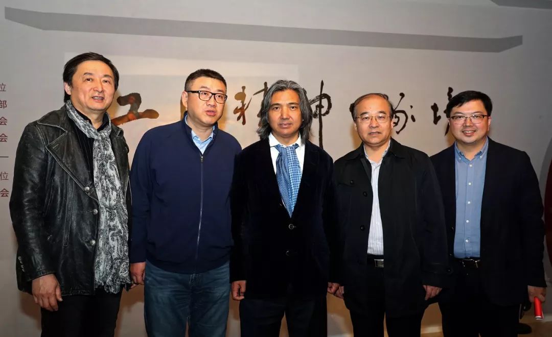 吴为山馆长,杨力群副部长,王建书记与策展人廖军,策展人兼学术主持