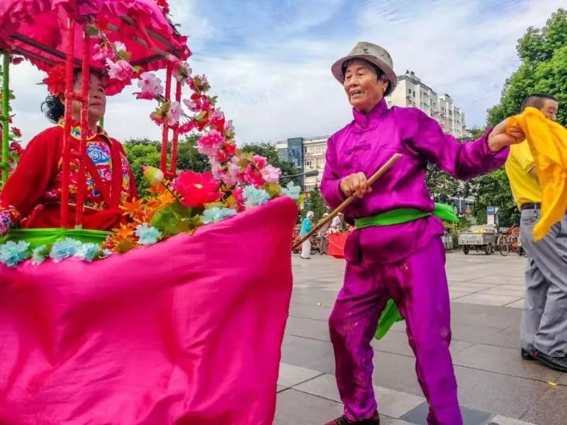 连云港市民协会员舞起花船庆"八一"