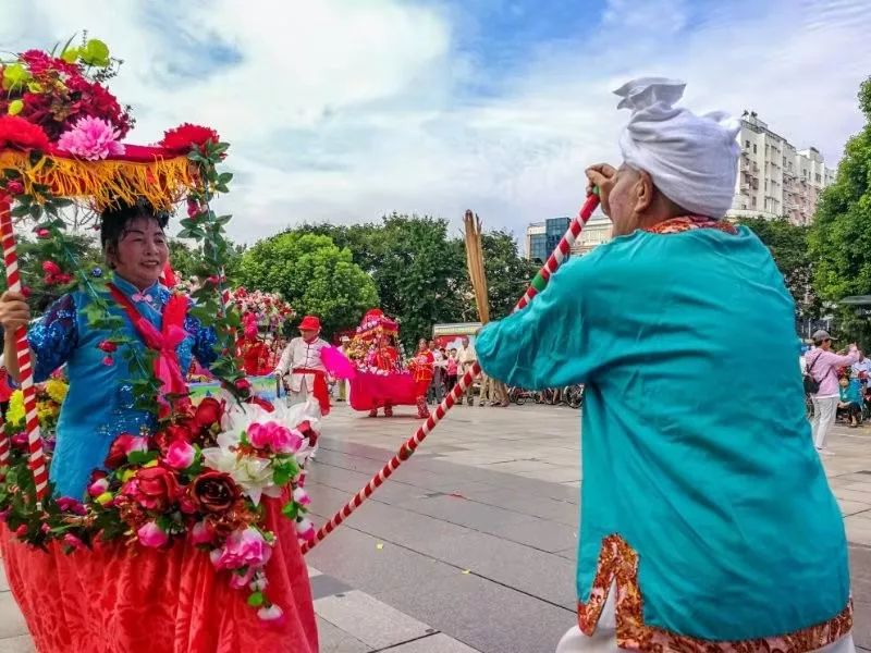 连云港市民协会员舞起花船庆"八一"