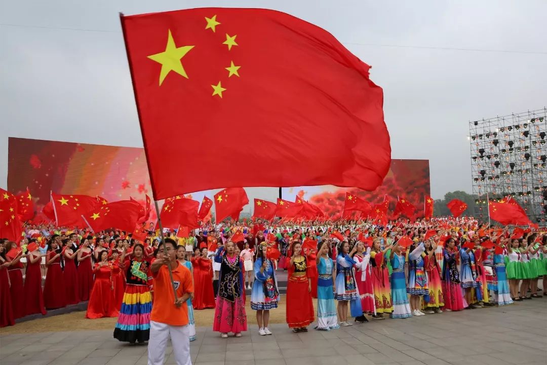 100名摄影家记录国庆全民联欢活动