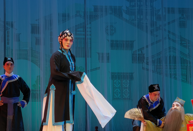 大型传统淮海戏《皮秀英四告》精彩上演