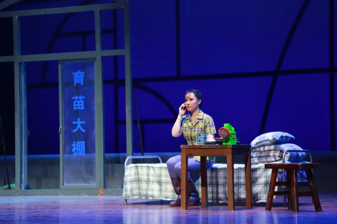 大型现代通剧瓦匠女人献演南通更俗剧院