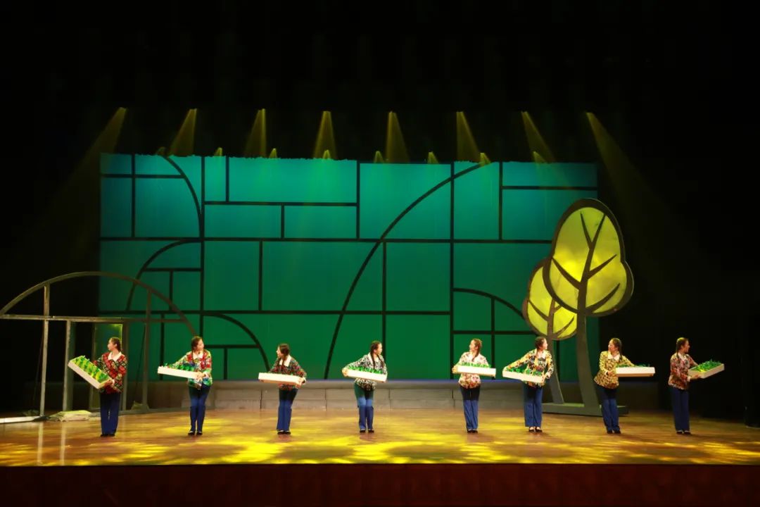 大型现代通剧瓦匠女人献演南通更俗剧院