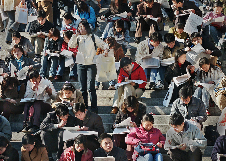 《历史见证》——《等待面试的大学生》 田鸣 摄.jpg