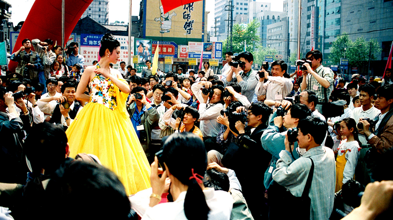 《历史见证》——《街头时装秀》 佘佳虎 摄.jpg