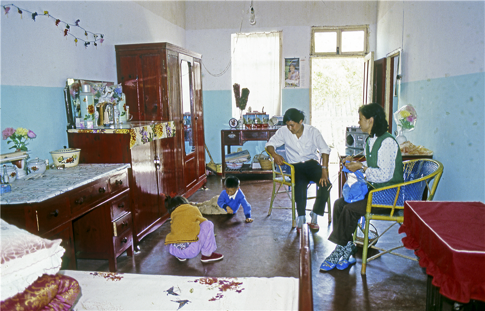 ［1984年一江苏江阴一1］ 江阴县华西村农民住宅的卧室 茹遂初摄.jpg