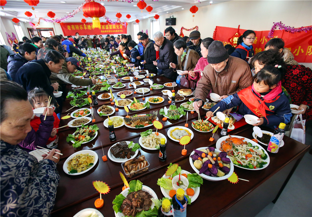 《百家宴》+丁亮+2016.2.17+市民在元宵节自发组织百家宴.jpg