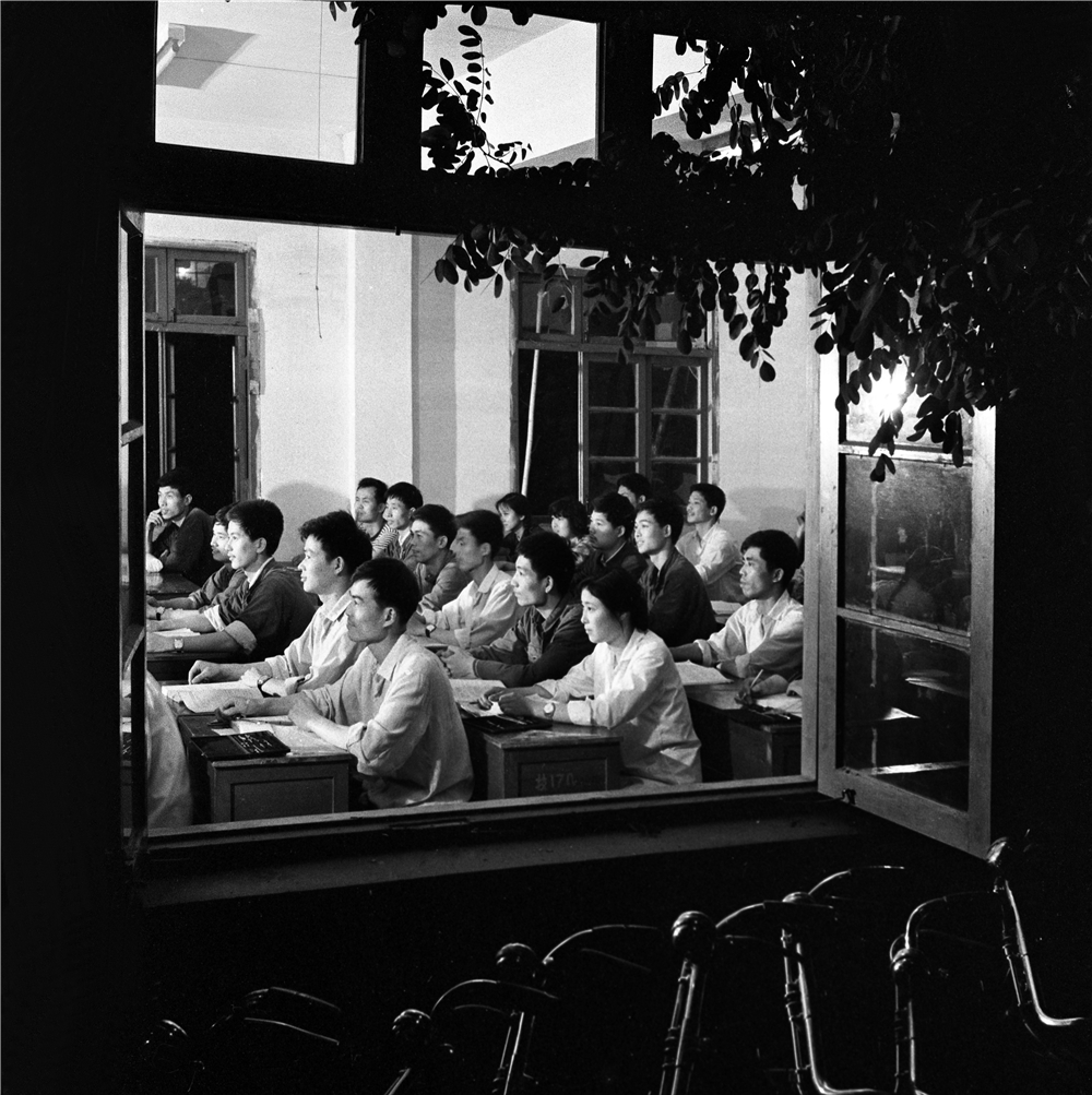 《工人夜校》1978年无锡油泵油咀厂恢复职工业余教育，这是当时业余工大班上课时的一个镜头。照片中有些学员通过不断学习锻炼，成长为技术骨干和集团领导。   顾祚维 摄.jpg