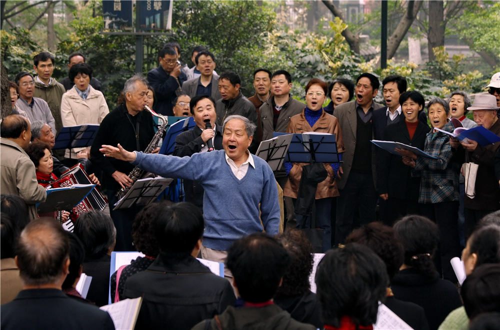 《岁月如歌》  马建明摄  2012年 地点 常州红梅公园   反映老百姓自娱自乐的美好生活 。  电话13775615401.JPG..jpg