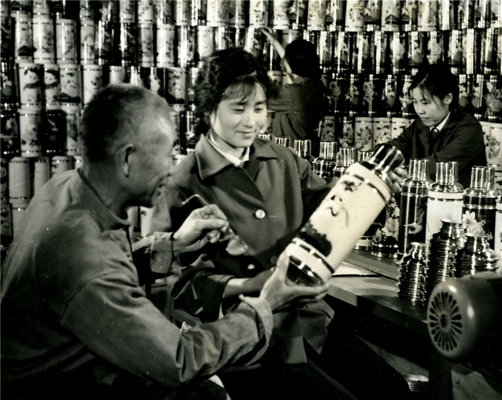 老照片70年代徐州人“陪嫁用的高档水壶”周广喜提供.jpg