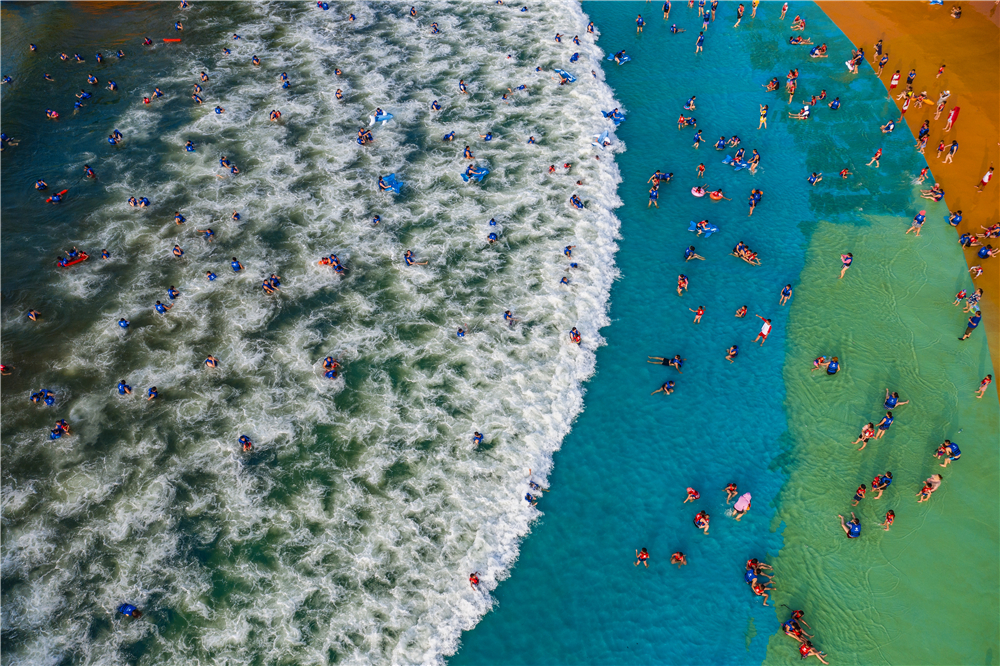 《海啸冲浪》张杰+2019年7月27日+拍摄于连云港市赣榆区海头镇海州湾水上乐园+说明：人们在享受刺激、好玩的水上设备。.jpg
