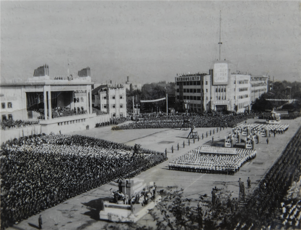 《昔日的鼓楼广场》1970年国庆21周年拍摄的七三四厂游行方队，徐金顺.jpg