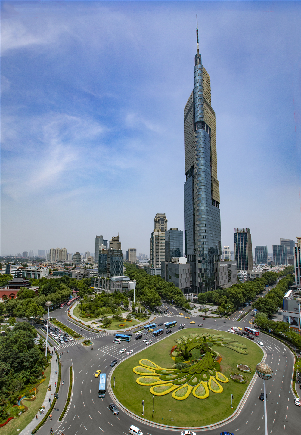 《新高度  新飞跃——今日的鼓楼广场》2019年拍摄于同一位置新邮电大楼，徐金顺.jpg