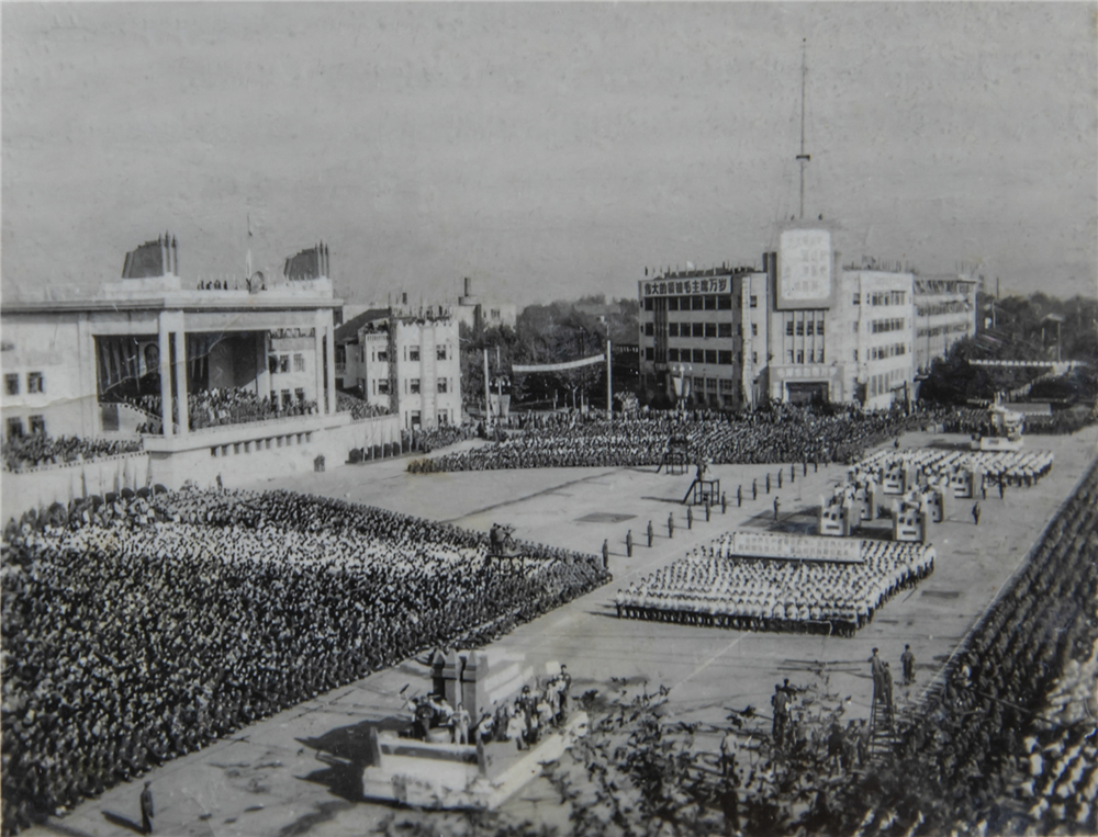 老照片1970年的国庆游行方队中的七三四厂游行方队。拍摄地点为当时鼓楼广场西南角的邮局。徐金顺１３９１４７４００３８.jpg