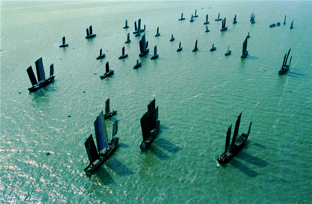 《碧波扬帆  》入选第四届上海国际摄影艺术展览    顾祚维摄于1992年.jpg